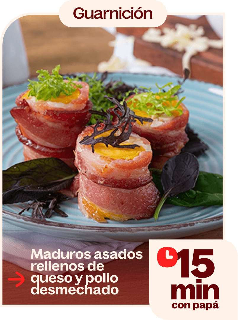 Maduros asados rellenos de queso y pollo desmechado